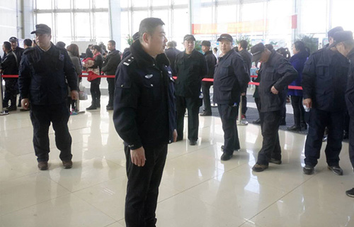 把生命交給醫(yī)護(hù)人員，把平安交給安保人員