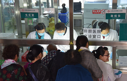 維護人人健康，邁向全面小康 | 世界衛(wèi)生日吉林省肝膽病醫(yī)院下基層送科普宣傳和義診禮包