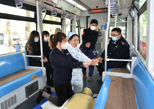 我為群眾辦實(shí)事，公交車上“白衣天使”講科普
