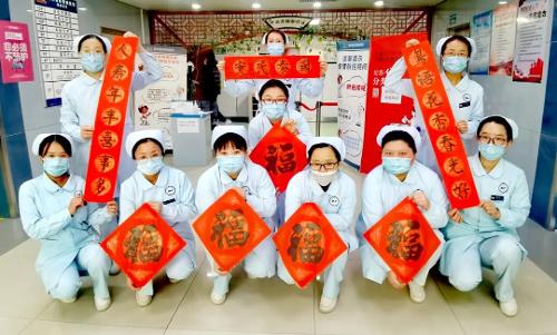 張燈結(jié)彩迎新春，其樂融融年味濃