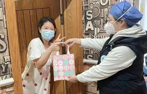 為抗疫勝利，他們?cè)诒澈竽冻鲋? /></a>
									<div   id=