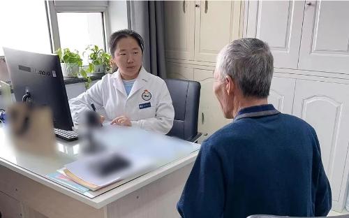 揭秘牙齦出血真相，醫(yī)生建議肝病患者這樣做……