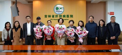花香送暖 榮退情長丨這場退休職工座談會溫情滿懷